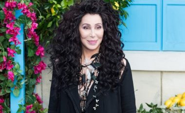 Cher refuzon t'i lërë flokët e saj të thinjura të shihen