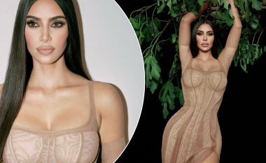 Kim Kardashian shfaqet mahnitëse e veshur me një fustan ngjyrë bezhë