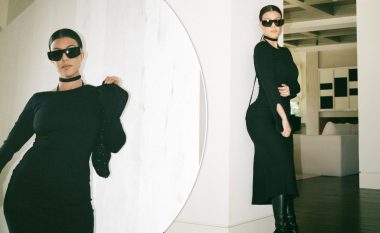 Kourtney Kardashian shfaq format trupore e veshur në të zeza