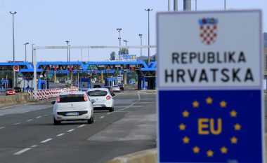 Mërgimtari mori 15 kilogramë djathë dhensh në veturë, gjobitet rreth njëmijë euro në Kroaci
