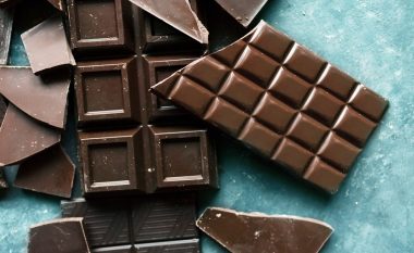 Ngrënia e çokollatës së zezë mund t’i ndihmojë njerëzit të shmangin kancerin, tregon një studim i ri