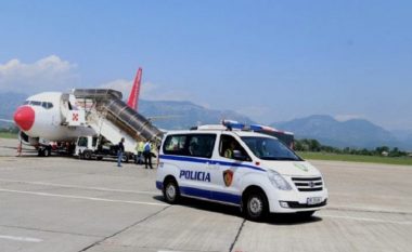 Të shpallur në kërkim për drogë dhe vjedhje, Italia dhe Greqia ekstradon tre shtetas shqiptarë