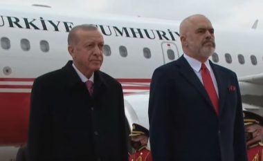 Presidenti turk mbërrin në Tiranë, pritet me ceremoni zyrtare