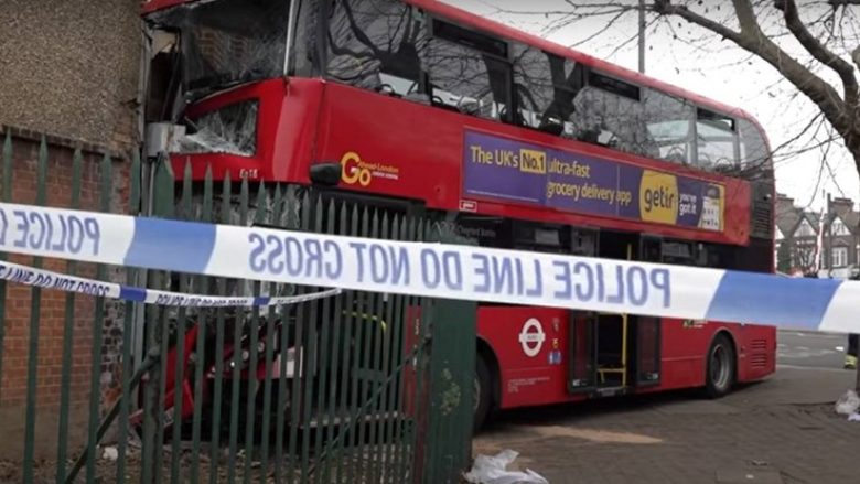 Autobusi përplaset në një dyqan në Londër, plagosen të paktën 19 persona