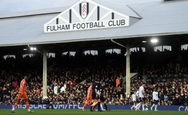 Një tifoz i Fulhamit ndërroi jetë pasi u rrëzua gjatë ndeshjes ndaj Blackpool në Craven Cottage