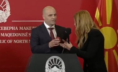 Gazetarja bullgare i dhuroi mollë të kuqe kryeministrit Kovaçevski