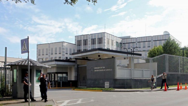 SHBA urdhëron familjet e stafit të ambasadës të largohen nga Ukraina
