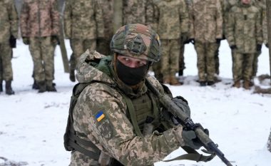 Gjermania thotë se do të dërgojë 5.000 helmeta në Ukrainë pasi u kritikua për refuzimin e dërgimit të armëve