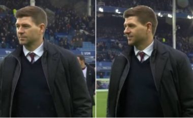 Tifozët rivalë të Evertonit e vërshëllejnë dhe shajnë, por Gerrard i ‘mposht’ me një ‘shikim vrasës’