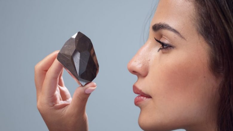 Një diamant i zi 555,55 karatësh që besohet se vjen nga hapësira është në shitje