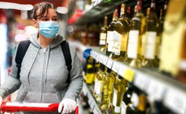 A i vret alkooli vërtet bakteret dhe viruset? Le të ngremë gotat tona dhe të bëjmë një dolli