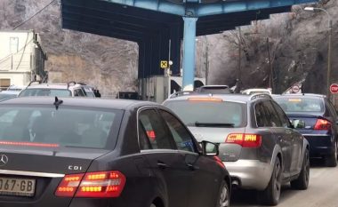 Bllokimi i rrugëve nga protestuesit në Serbi, apelohet që të shmanget kalimi në Jarinë