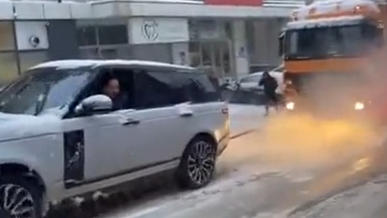 Reshjet e borës në Kosovë, Range Rover tërheq kamionin gjigant në Ferizaj