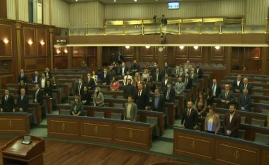 Deputetët mbajnë një minutë heshtje për vdekjen e Rifat Gjotës