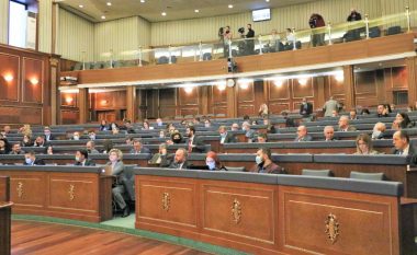 Kritika ndaj deputetëve, për mosrespektim të masave anti-COVID në Kuvend
