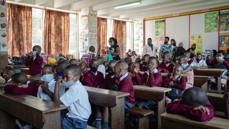 Shkollat e Ugandës rihapen, duke i dhënë fund bllokimit më të gjatë në botë për shkak të COVID-19