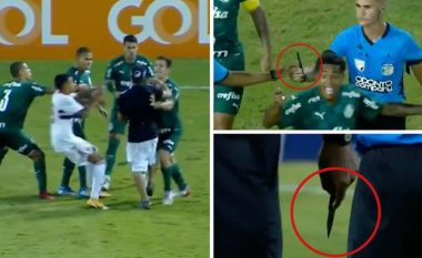 Thikë në fushë – ndeshja në futbollin brazilian u pezullua për disa minuta