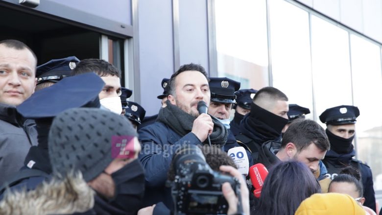 Molliqaj flet për arrestimin e tij: Polici më tha “nuk kemi dokument për arrestim, por hajde se je i arrestuar”