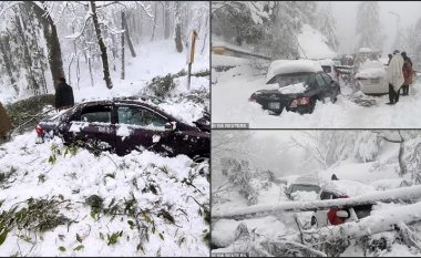 “Pamë vdekjen me sy”: Dëshmitarët rrëfejnë tmerrin, pasi stuhia e borës la qindra vetura të bllokuara në Pakistan, ku gjetën vdekjen 22 njerëz