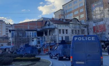 Autoblindat e policisë lëvizin në Mitrovicë