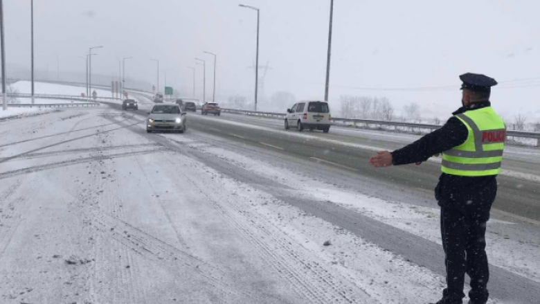 ​Policia kërkon kujdes të shtuar nga drejtuesit e automjeteve gjatë motit me borë e ngrica