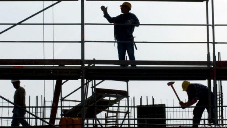 Një punëtor bie nga lartësia e një objekti në Fushë Kosovë – arrestohen dy pronarët e kompanive punë kryese