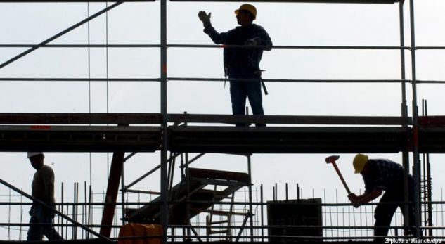 Një punëtor bie nga lartësia e një objekti në Fushë Kosovë – arrestohen dy pronarët e kompanive punë kryese