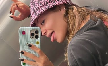 Rita Ora duket mahnitëse, shfaqet pa makijazh dhe e veshur me shumë stil