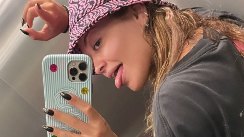 Rita Ora duket mahnitëse, shfaqet pa makijazh dhe e veshur me shumë stil