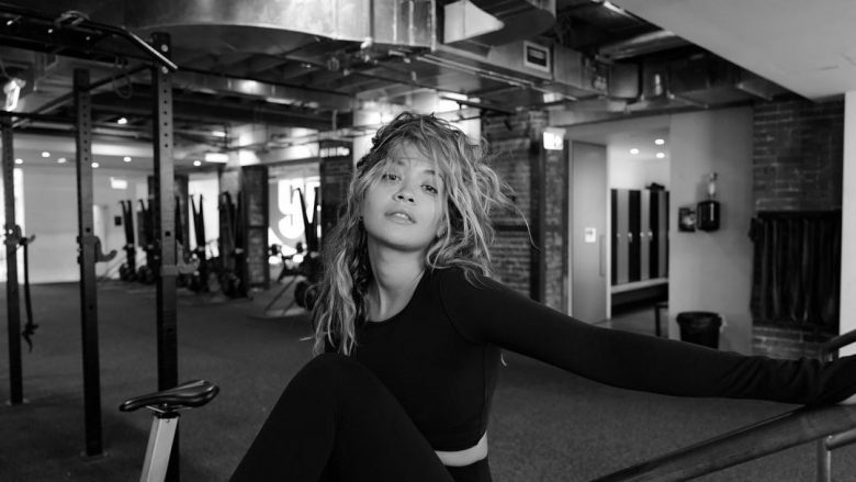 Rita Ora pozon nga palestra, këngëtarja shfaqet atraktive pa makijazh dhe në veshje të ngushtë