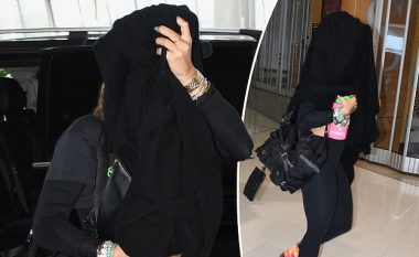 Rita Ora mbulon fytyrën me pëlhurë të zezë që të mos duket, ndërsa endet në Aeroportin e Sydneyt