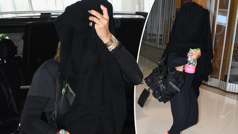 Rita Ora mbulon fytyrën me pëlhurë të zezë që të mos duket, ndërsa endet në Aeroportin e Sydneyt