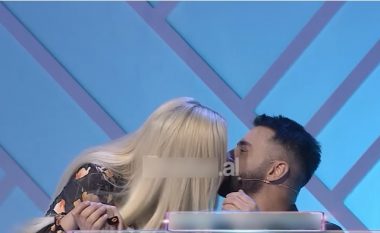 Robert Berisha puthet në buzë në mes të emisionit me konkurrenten e “Talk Love Story”