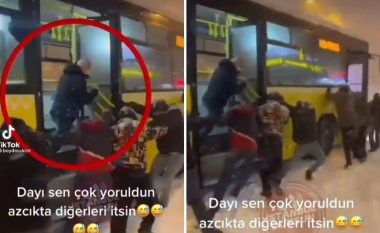 Moment qesharak në Turqi – të tjerët nga jashtë, një person mundohej ta shtynte autobusin nga brenda