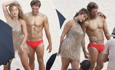 Rita Ora shfaqet në poza provokuese pranë rojes atraktiv të plazhit me trupin e definuar