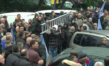 Sali Berisha futet brenda selisë së PD-së, protestuesit marrin nën kontrollin katin e parë