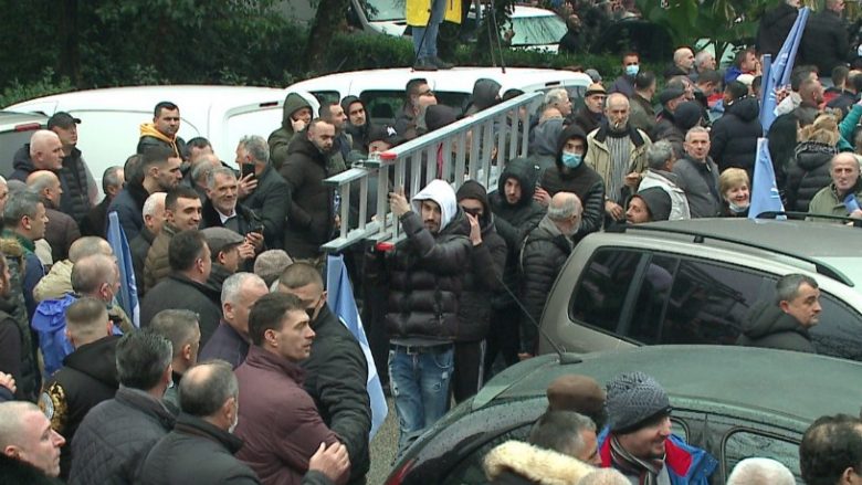 Sali Berisha futet brenda selisë së PD-së, protestuesit marrin nën kontrollin katin e parë