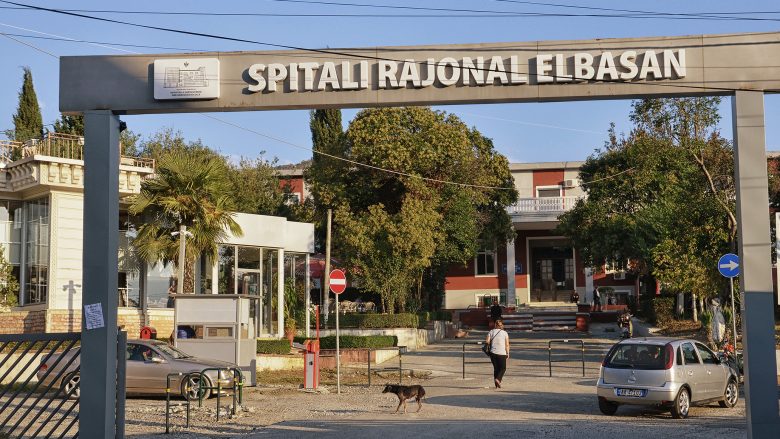 Vdes në Spitalin e Elbasanit një fëmijë tre vjeç