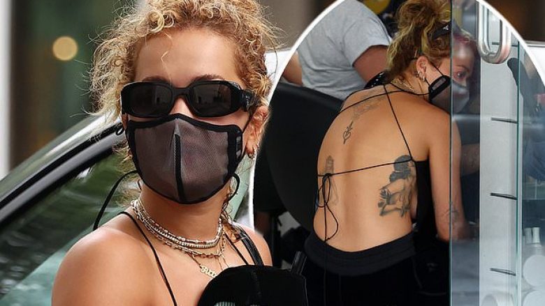 Rita Ora shihet në një sallon thonjsh në Sydney shoqëruar nga një prej vajzave të të dashurit të saj nga martesa e parë