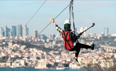 Me “zipline” në Bosfor, njerëzit shijojnë pamjen unike të ngushticës së famshme të Stambollit