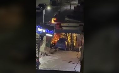Aksident në Prishtinë, vetura përfundon brenda një lokali