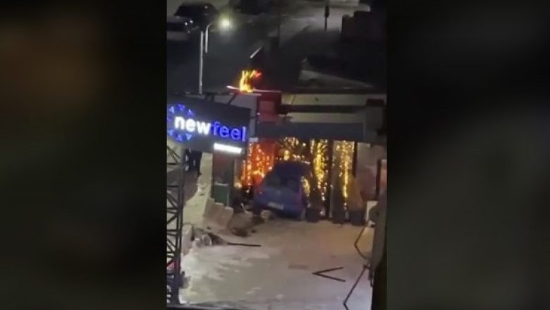 Aksident në Prishtinë, vetura përfundon brenda një lokali