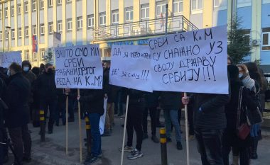 Ndalimi i referendumit serb në Kosovë, protestë në veri të Mitrovicës