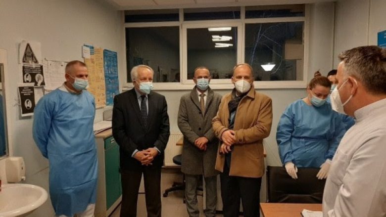 ​Latifi viziton Klinikën e Infektives, thirrje qytetarëve për vaksinim kundër COVID-19