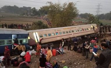 Së paku nëntë të vdekur pasi treni doli nga binarët në Indi