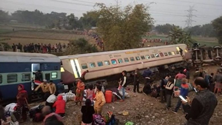 Së paku nëntë të vdekur pasi treni doli nga binarët në Indi