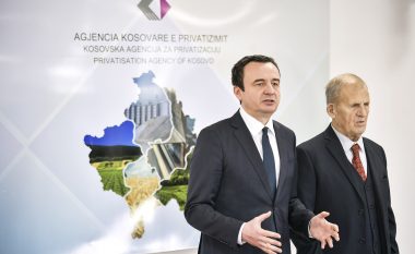 Vizita në Agjencinë e Privatizimit, kryeministri Albin Kurti numëron ‘katër sukseset’ e bordit të ri