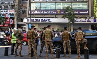 Pronari i një kafeneje në Liban po konsiderohet si hero, pasi grabiti bankën për të marrë paratë e tij