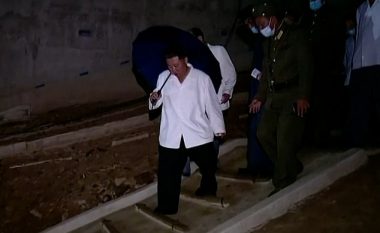 Koreja e Veriut me video tjetër propaganduese, Kim Jong-un shihet sesi me vështirësi zbret shkallëve