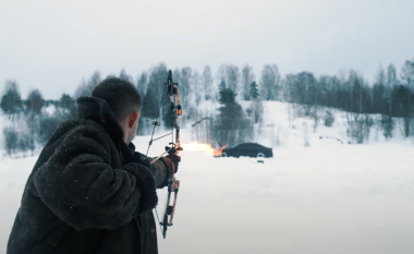 Vlogeri rus qëllimisht shkatërron BMW M5, e spërkat me benzinë dhe e godet me shigjetë me zjarr  